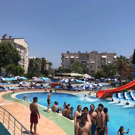 In Centrum, 3 Minutes To The Damlatas And Cleopatra אלאניה